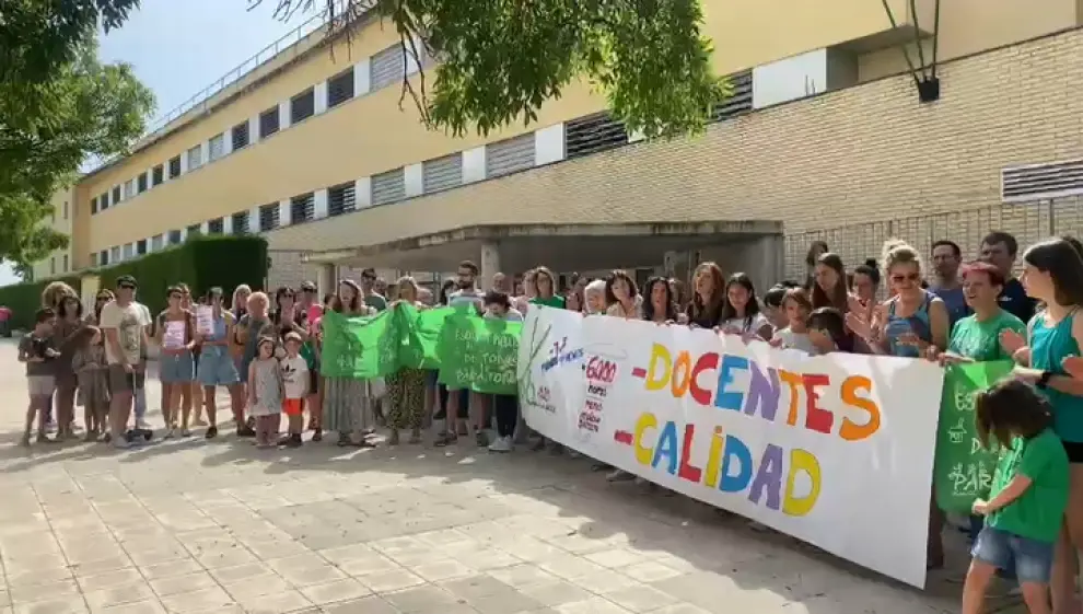 Familias del colegio público Pirineos-Pyrenees de la capital han denunciado este jueves la pérdida de siete profesores para el próximo curso. Este viernes, a las 19.00, nueva concentración en Sabiñánigo.