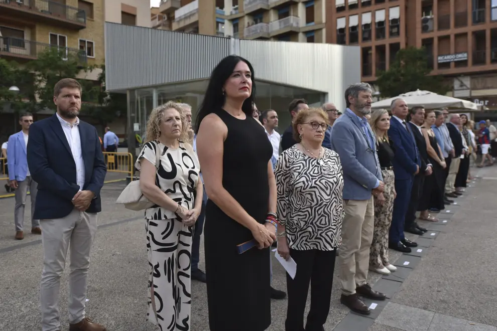 Un centenar de vecinos han acompañado a representantes políticos y de los Cuerpos y Fuerzas del Seguridad del Estado en el homenaje por el Día Nacional de las Víctimas del Terrorismo en Huesca.
