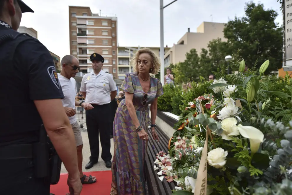 Un centenar de vecinos han acompañado a representantes políticos y de los Cuerpos y Fuerzas del Seguridad del Estado en el homenaje por el Día Nacional de las Víctimas del Terrorismo en Huesca.