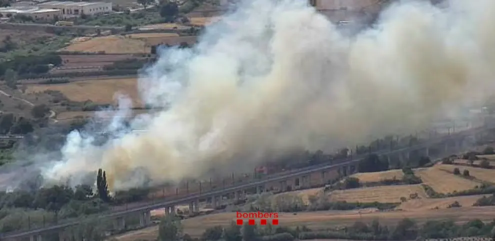 Un incendio en Montblanc (Tarragona) obliga a evacuar un camping y corta la línea de alta velocidad AVE Barcelona-Madrid