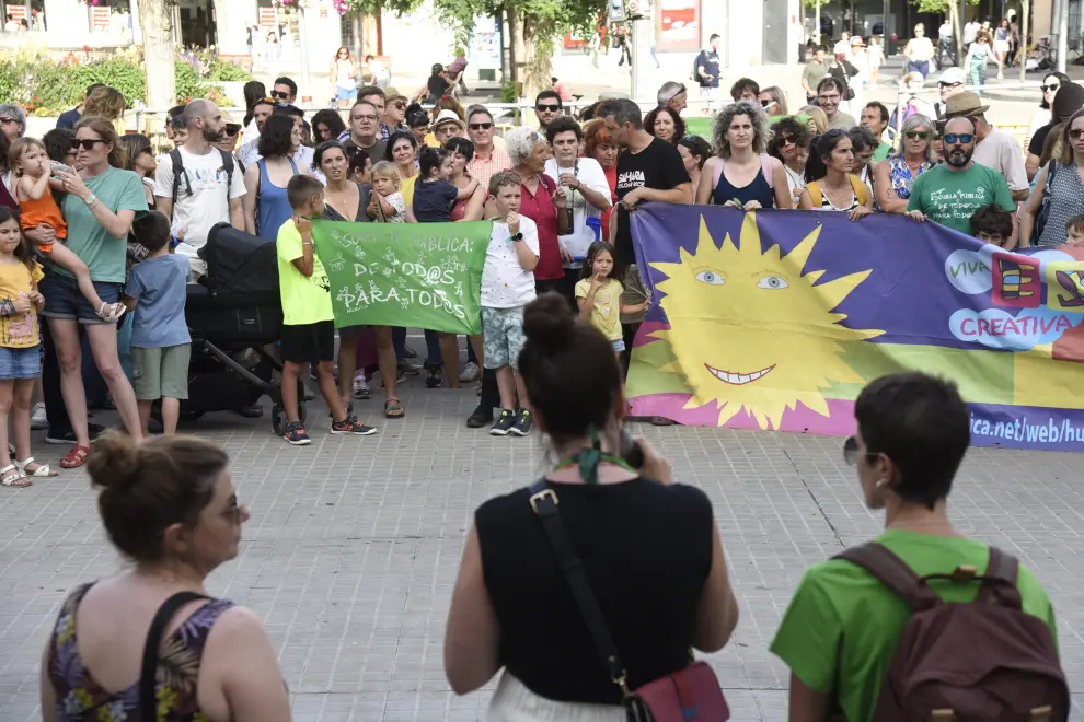 Concentración en Huesca contra la reducción de profesorado en los centros educativos de la provincia.