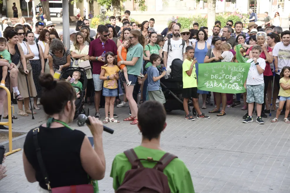 Concentración en Huesca contra la reducción de profesorado en los centros educativos de la provincia.