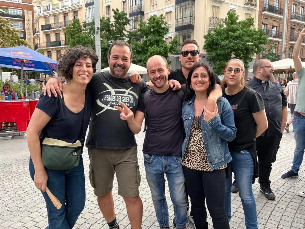 Fans de Búnbury de Barcelona, ante el Wizing Center, y volverán para el concierto de La Romareda