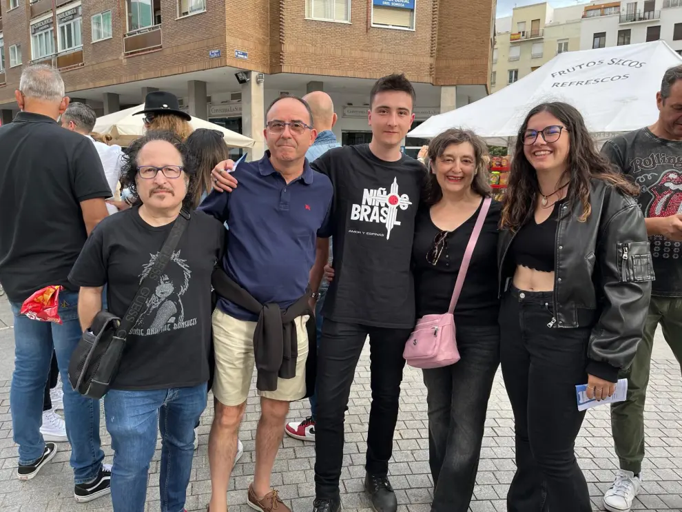 Fans de Búnbury de Castellón y uno de ellos con la camiseta de Niños del Brasil