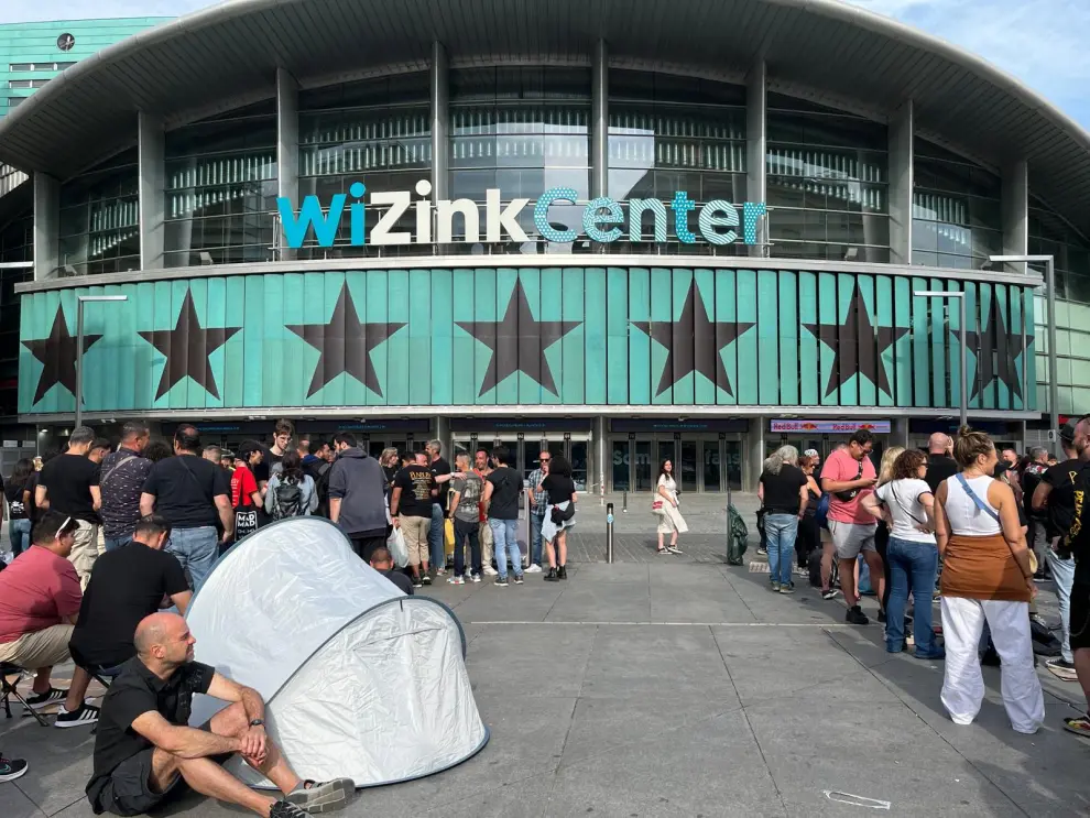 Horas antes del concierto, los fan de Enrique Bunbury han empezado a agolparse a las puertas del Wizink Center en Madrid.