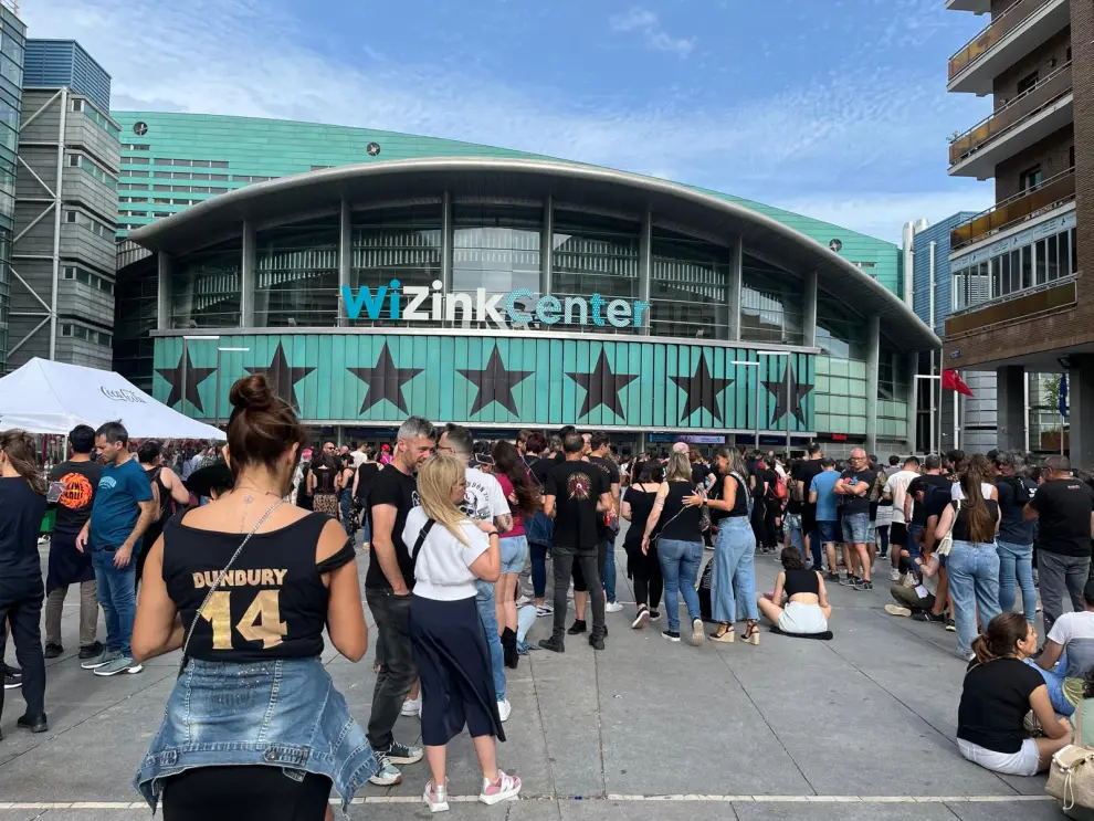 Horas antes del concierto, los fan de Enrique Bunbury han empezado a agolparse a las puertas del Wizink Center en Madrid.