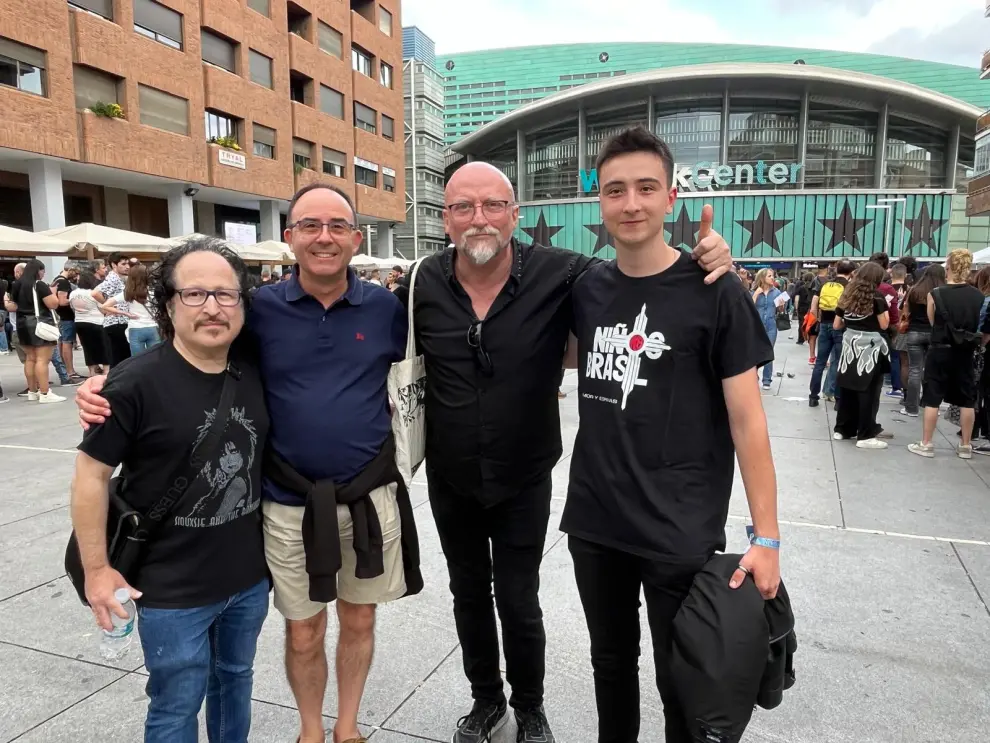 Santi Rex, cantante de Niños del Brasil, con sus fans de Castellón, antes de entrar al concierto de Búnbury en el Wizink Center de Madrid.