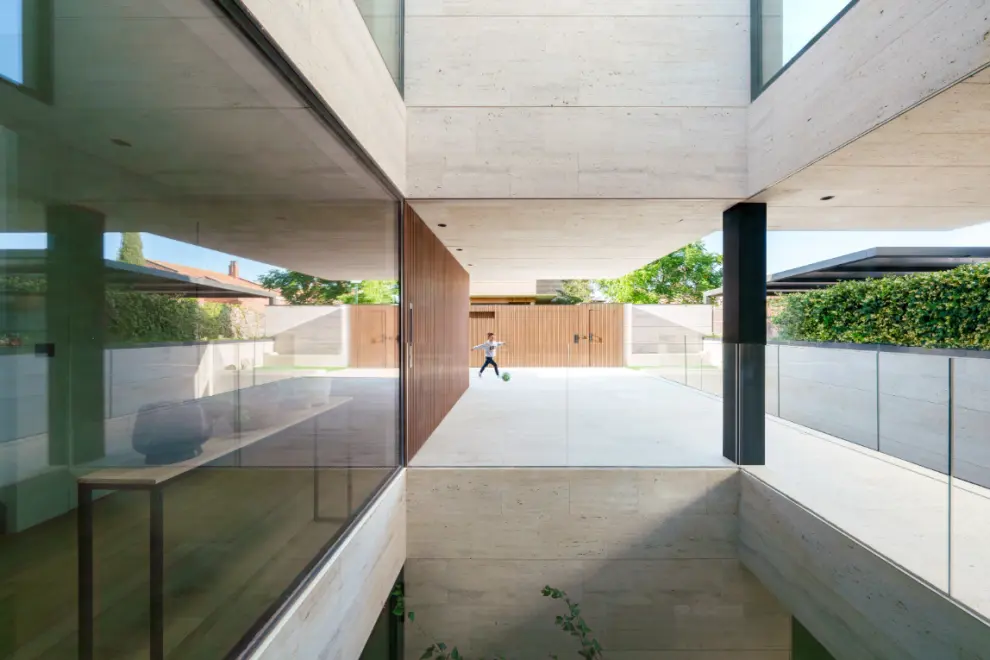 El diseño, de Magén Arquitectos, parte de la idea de "un mundo interior aislado de las edificaciones que le rodean".