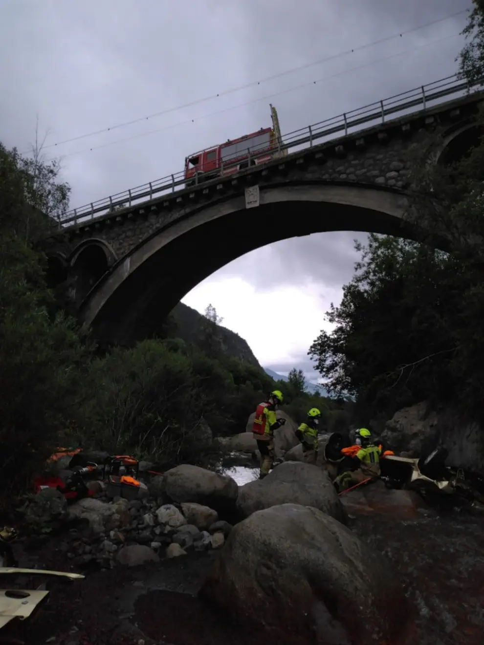 El coche en el que viajaban las tres víctimas mortales se ha precipitado al río Ésera desde un puente en Benasque.