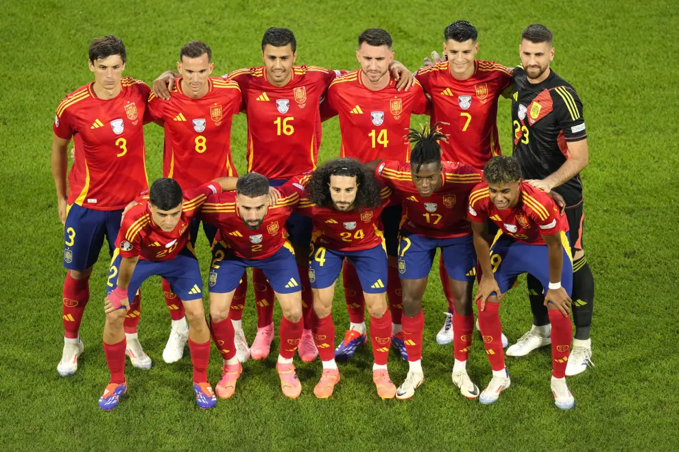 Spain starting players pose for a team photo at the beginning of a round of sixteen match between Spain and Georgia at the Euro 2024 soccer tournament in Cologne, Germany, Sunday, June 30, 2024. (AP Photo/Andreea Alexandru)
