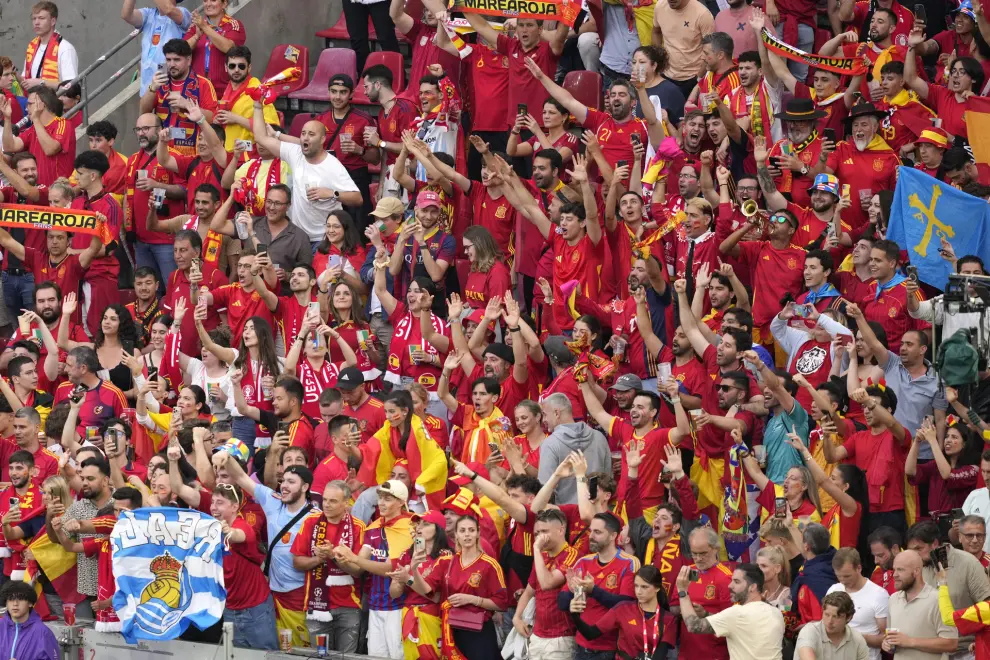 Spanish fans cheer for their team prior a round of sixteen match at the Euro 2024 soccer tournament against Georgia in Cologne, Germany, Sunday, June 30, 2024. (AP Photo/Andreea Alexandru)