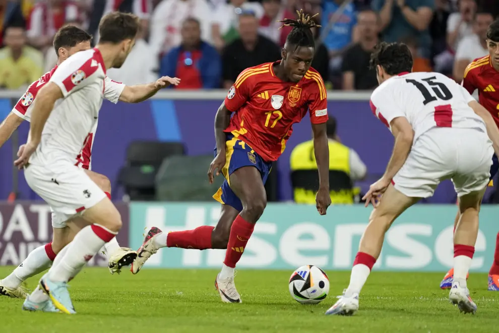 Spain's Nico Williams controls the ball next to Georgia's Giorgi Gvelesiani during a round of sixteen match between Spain and Georgia at the Euro 2024 soccer tournament in Cologne, Germany, Sunday, June 30, 2024. (AP Photo/Darko Vojinovic)