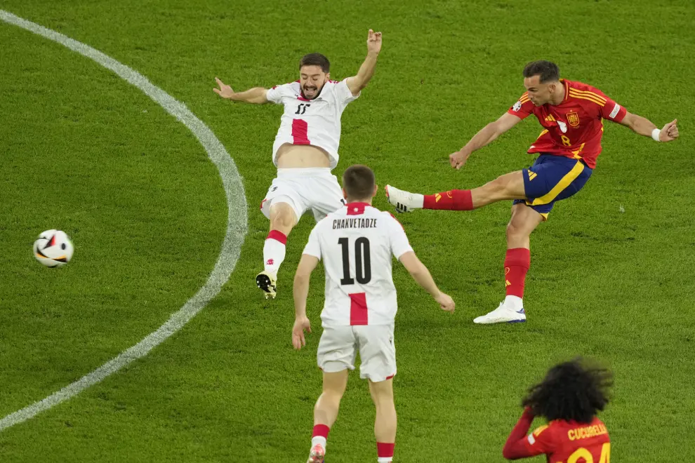 Spain's Fabian Ruiz, right, makes an attempt to score during a round of sixteen match between Spain and Georgia at the Euro 2024 soccer tournament in Cologne, Germany, Sunday, June 30, 2024. (AP Photo/Andreea Alexandru)