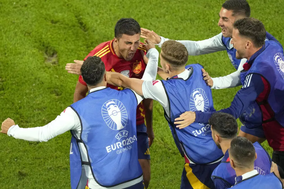Spain's Rodri celebrates with teammates after scoring his side's opening goal during a round of sixteen match between Spain and Georgia at the Euro 2024 soccer tournament in Cologne, Germany, Sunday, June 30, 2024. (AP Photo/Andreea Alexandru)