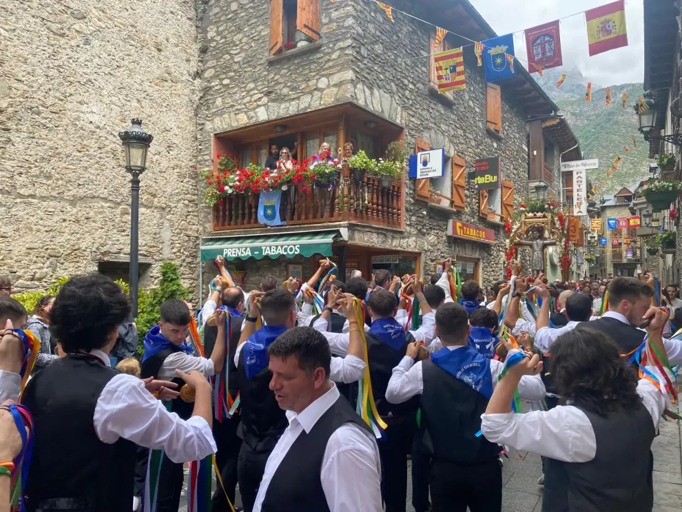 Fotos de la procesión y del 'Ball dels Omes' en el día grande de las Fiestas de Benasque.