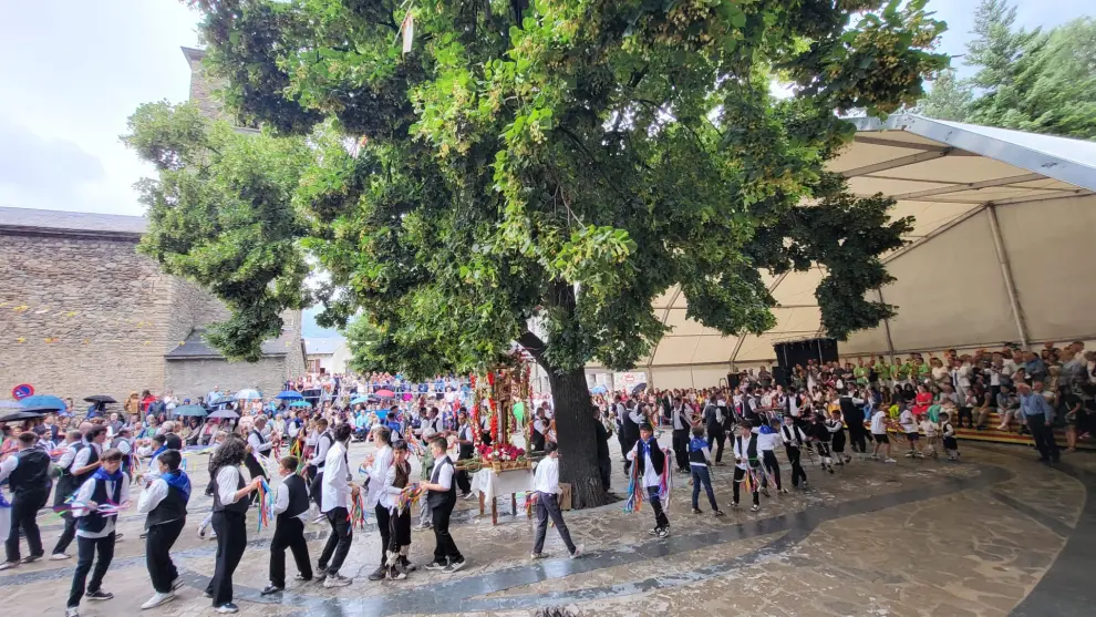 Fotos de la procesión y del 'Ball dels Omes' en el día grande de las Fiestas de Benasque.