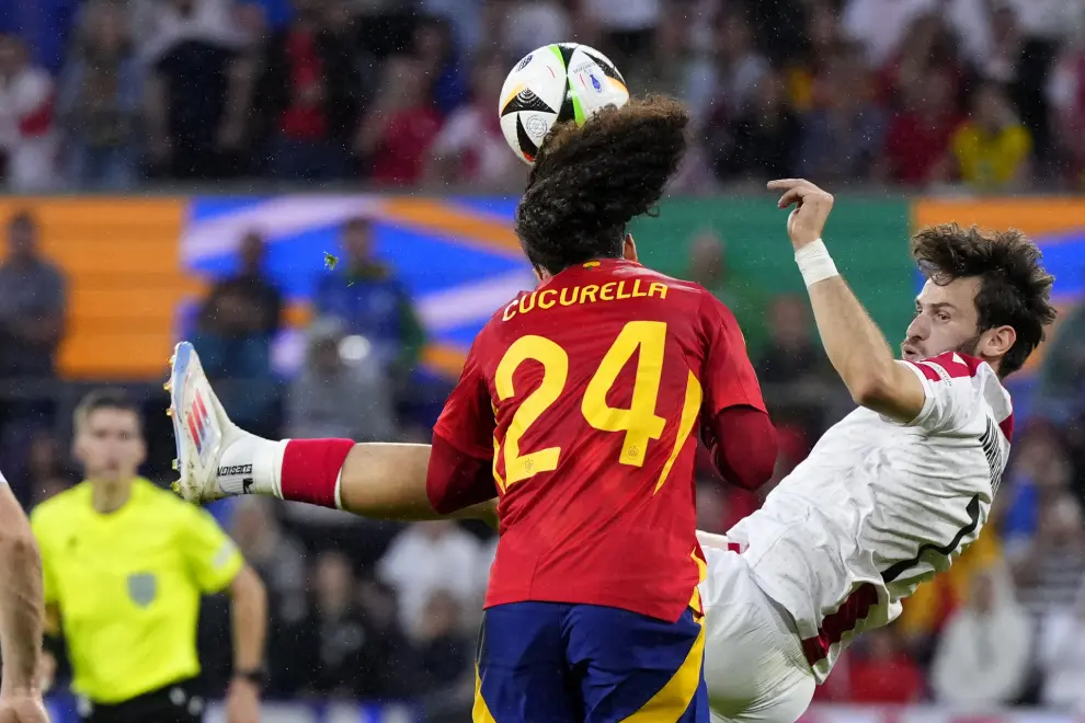 Spain's Marc Cucurella, left, challenges Georgia's Khvicha Kvaratskhelia during a round of sixteen match between Spain and Georgia at the Euro 2024 soccer tournament in Cologne, Germany, Sunday, June 30, 2024. (AP Photo/Manu Fernandez)
