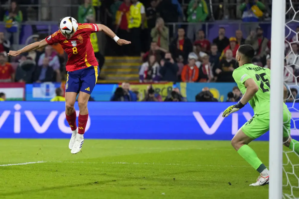 Spain's Fabian Ruiz heads his sides second goal past Georgia's goalkeeper Giorgi Mamardashvili during a round of sixteen match between Spain and Georgia at the Euro 2024 soccer tournament in Cologne, Germany, Sunday, June 30, 2024. (AP Photo/Manu Fernandez)