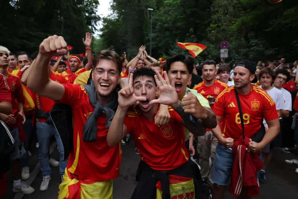 Cologne (Germany), 30/06/2024.- Supporters of Spain pose and cheer as they arrive for the UEFA EURO 2024 Round of 16 soccer match between Spain and Georgia, in Cologne, Germany, 30 June 2024. (Alemania, España, Colonia) EFE/EPA/MOHAMED MESSARA
