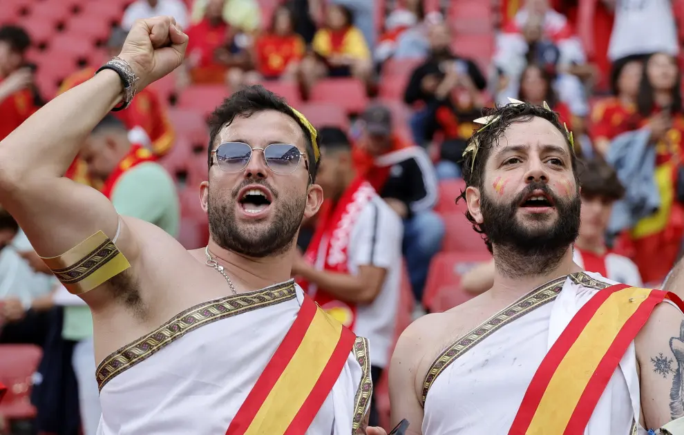Cologne (Germany), 30/06/2024.- Supporters of Spain cheer prior to the UEFA EURO 2024 Round of 16 soccer match between Spain and Georgia, in Cologne, Germany, 30 June 2024. (Alemania, España, Colonia) EFE/EPA/RONALD WITTEK
