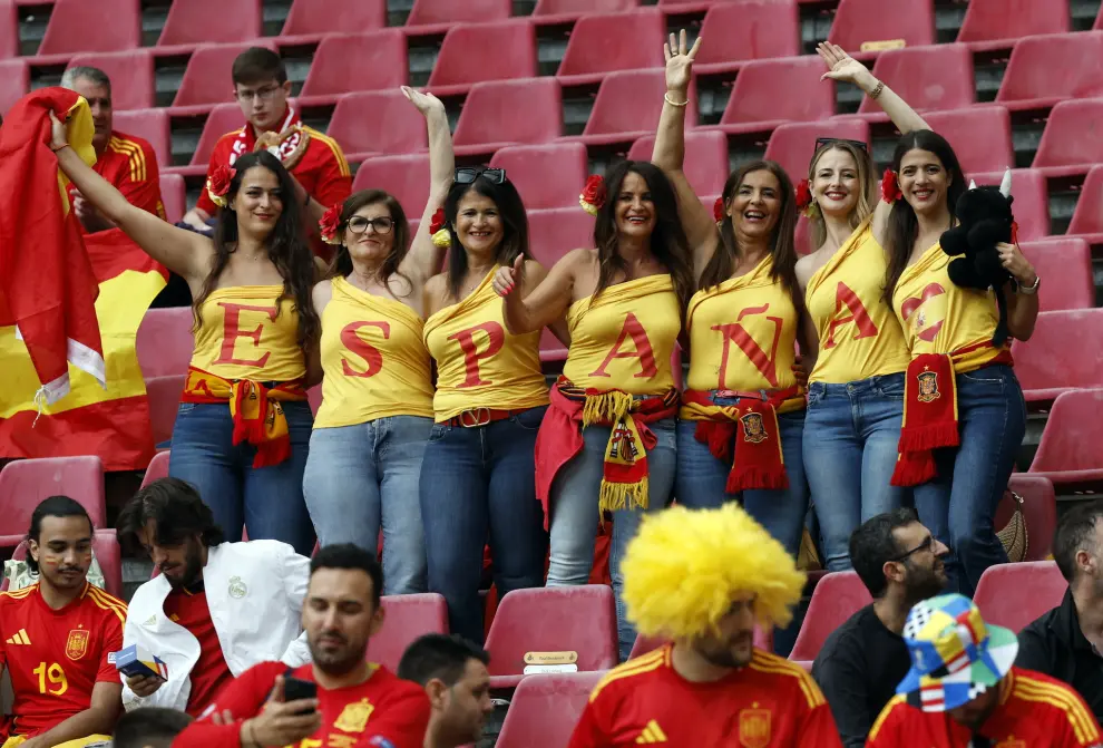 Cologne (Germany), 30/06/2024.- Spain supporters pose and cheer ahead of the UEFA EURO 2024 Round of 16 soccer match between Spain and Georgia, in Cologne, Germany, 30 June 2024. (Alemania, España, Colonia) EFE/EPA/ROBERT GHEMENT
