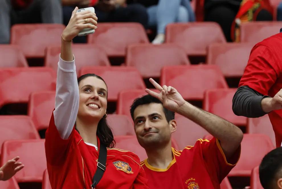 Cologne (Germany), 30/06/2024.- Spain supporters pose for a selfie ahead of the UEFA EURO 2024 Round of 16 soccer match between Spain and Georgia, in Cologne, Germany, 30 June 2024. (Alemania, España, Colonia) EFE/EPA/ROBERT GHEMENT
