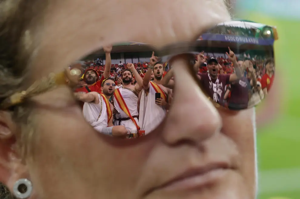 Cologne (Germany), 30/06/2024.- Supporters of Spain, reflected in sunglasses, cheer prior to the UEFA EURO 2024 Round of 16 soccer match between Spain and Georgia, in Cologne, Germany, 30 June 2024. (Alemania, España, Colonia) EFE/EPA/RONALD WITTEK
