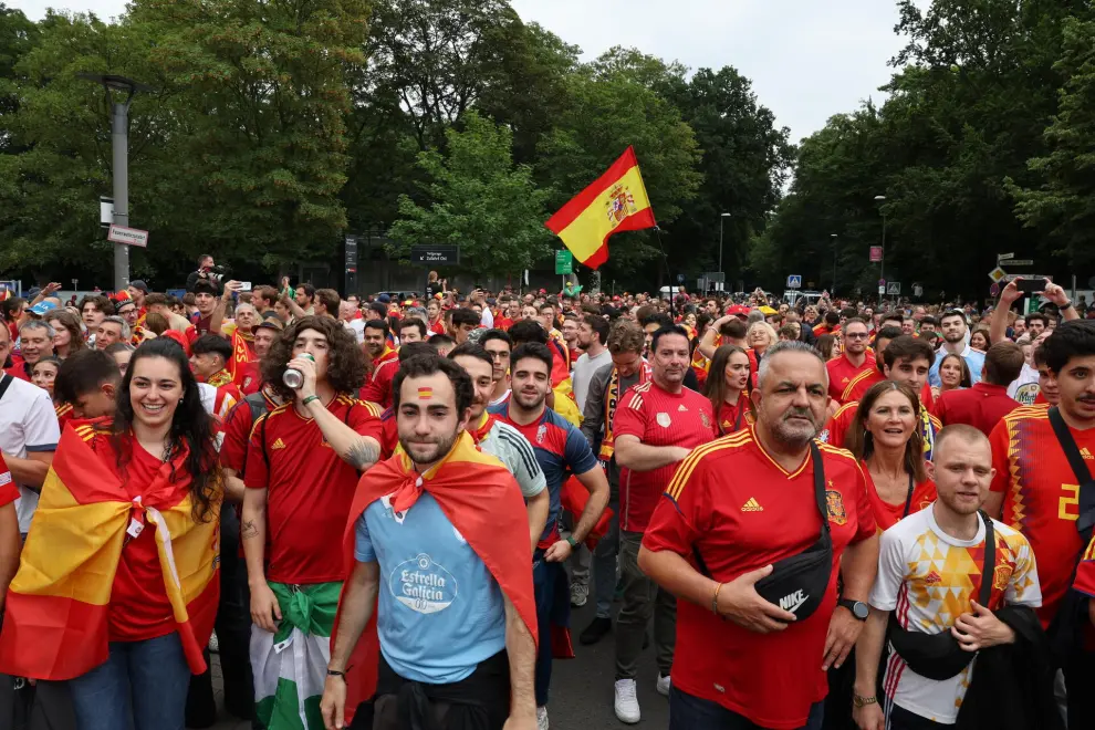 Cologne (Germany), 30/06/2024.- Supporters of Spain cheer as they arrive for the UEFA EURO 2024 Round of 16 soccer match between Spain and Georgia, in Cologne, Germany, 30 June 2024. (Alemania, España, Colonia) EFE/EPA/MOHAMED MESSARA
