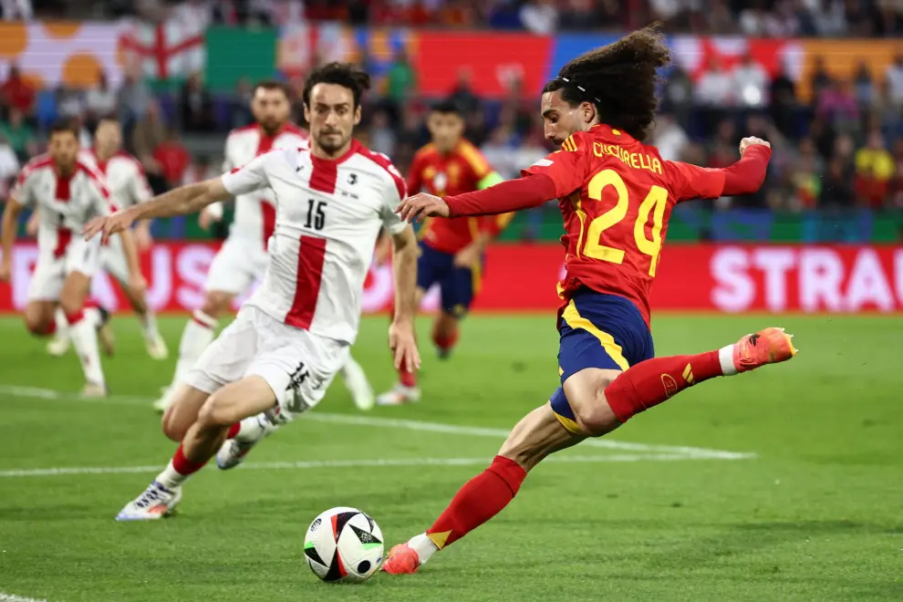 Cologne (Germany), 30/06/2024.- Marc Cucurella (R) of Spain and Giorgi Gvelesiani of Georgia in action during the UEFA EURO 2024 Round of 16 soccer match between Spain and Georgia, in Cologne, Germany, 30 June 2024. (Alemania, España, Colonia) EFE/EPA/ANNA SZILAGYI
