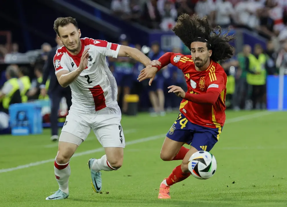Cologne (Germany), 30/06/2024.- Otar Kakabadze (L) of Georgia and Marc Cucurella of Spain in action during the UEFA EURO 2024 Round of 16 soccer match between Spain and Georgia, in Cologne, Germany, 30 June 2024. (Alemania, España, Colonia) EFE/EPA/RONALD WITTEK