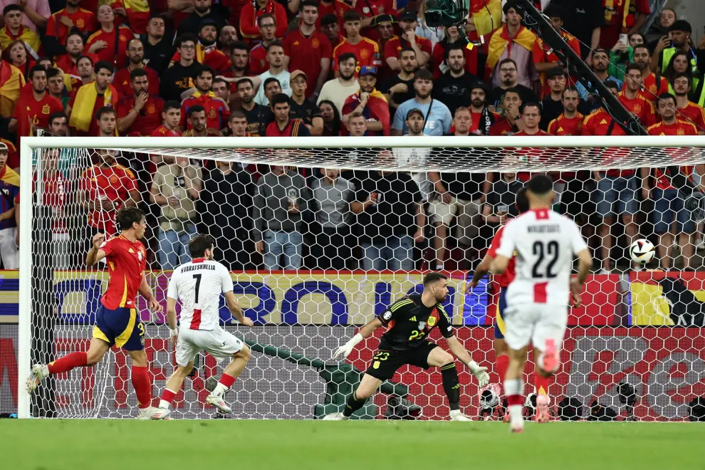 Cologne (Germany), 30/06/2024.- Robin Le Normand (L) of Spain scores an own goal during the UEFA EURO 2024 Round of 16 soccer match between Spain and Georgia, in Cologne, Germany, 30 June 2024. (Alemania, España, Colonia) EFE/EPA/ANNA SZILAGYI

