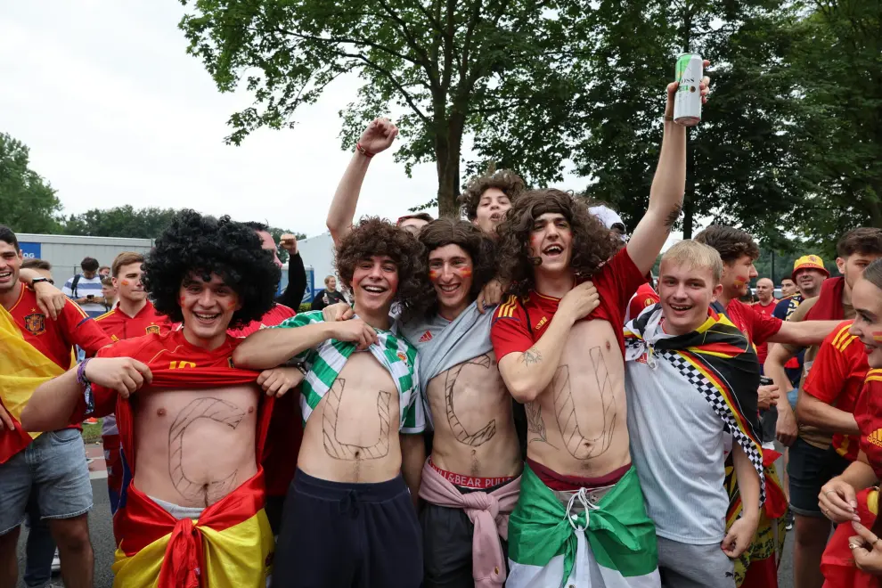 Cologne (Germany), 30/06/2024.- Supporters of Spain pose and cheer as they arrive for the UEFA EURO 2024 Round of 16 soccer match between Spain and Georgia, in Cologne, Germany, 30 June 2024. (Alemania, España, Colonia) EFE/EPA/MOHAMED MESSARA
