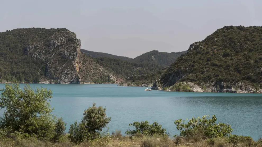 Este embalse del pueblo de Baldellou es un lugar ideal para pescar, bañarse, navegar en kayak o a motor