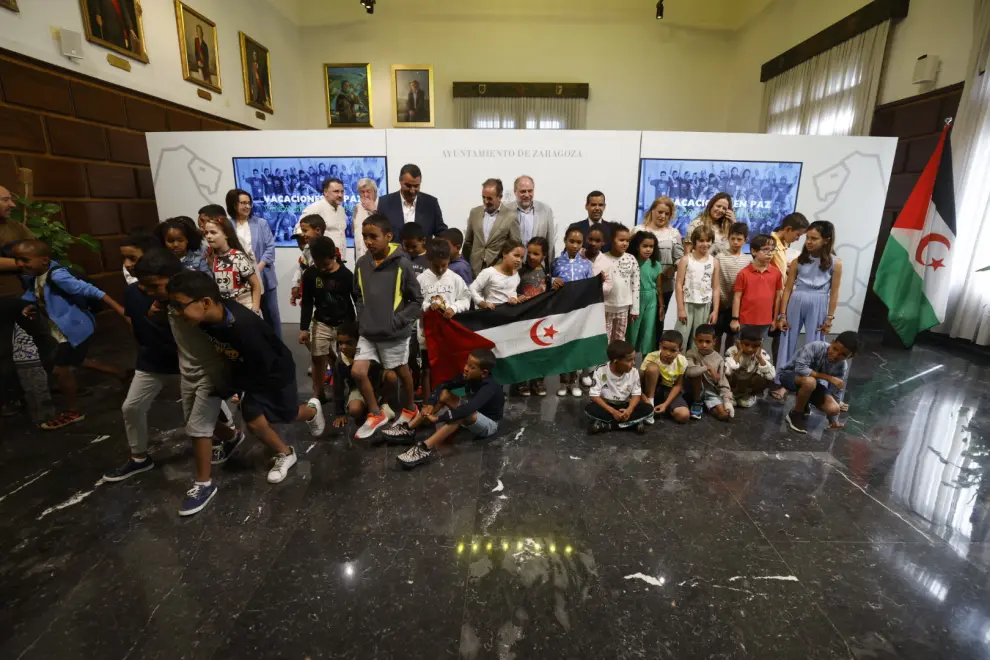 Zaragoza recibe en el Ayuntamiento a los niños y niñas saharauis de Vacaciones en Paz