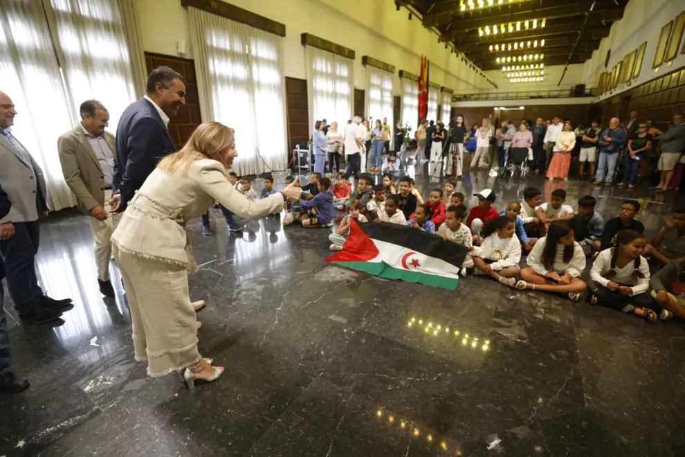 Zaragoza recibe en el Ayuntamiento a los niños y niñas saharauis de Vacaciones en Paz