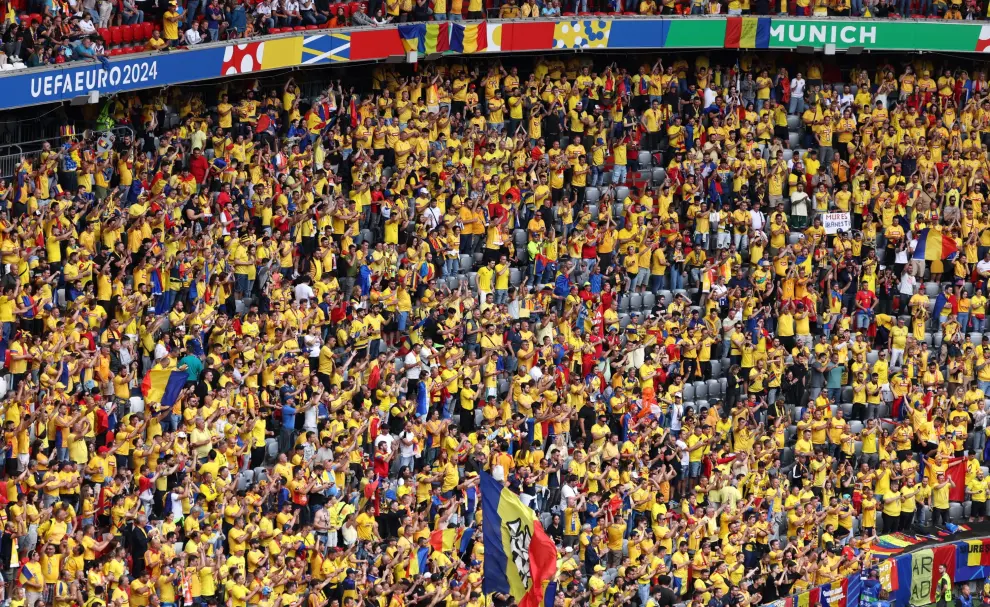 Munich (Germany), 02/07/2024.- Romania players cheer and pose prior the UEFA EURO 2024 Round of 16 soccer match between Romania and Netherlands, in Munich, Germany, 02 July 2024. (Alemania, Países Bajos; Holanda, Rumanía) EFE/EPA/MOHAMED MESSARA
 GERMANY SOCCER