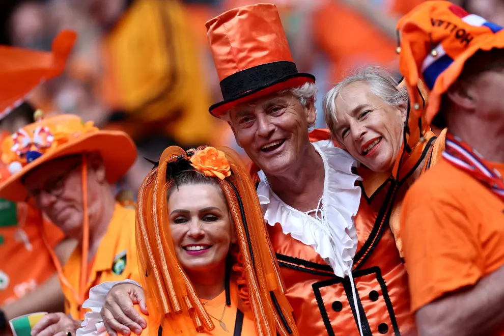 Munich (Germany), 02/07/2024.- Supporters of the Netherlands pose as they cheer ahead of the UEFA EURO 2024 Round of 16 soccer match between Romania and Netherlands, in Munich, Germany, 02 July 2024. (Alemania, Países Bajos; Holanda, Rumanía) EFE/EPA/ANNA SZILAGYI
 GERMANY SOCCER