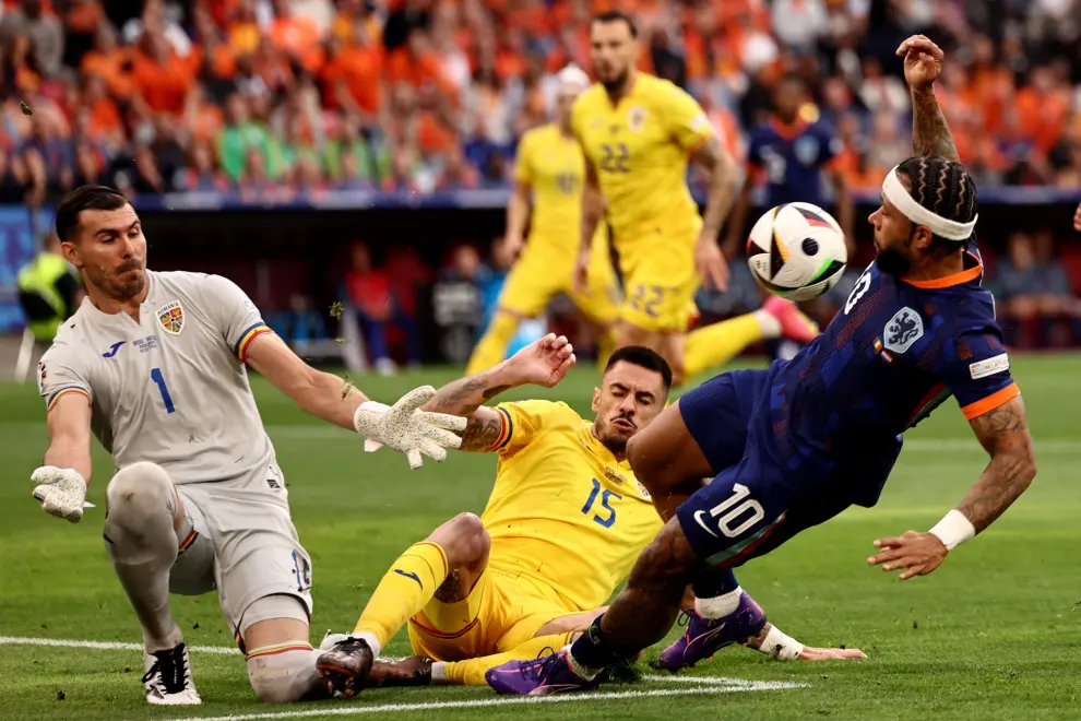 Munich (Germany), 02/07/2024.- Memphis Depay (L) of the Netherlands and goalkeeper Florin Nita of Romania in action during the UEFA EURO 2024 Round of 16 soccer match between Romania and Netherlands, in Munich, Germany, 02 July 2024. (Alemania, Países Bajos; Holanda, Rumanía) EFE/EPA/GEORGI LICOVSKI
 GERMANY SOCCER