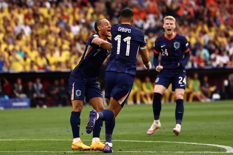 Munich (Germany), 02/07/2024.- Cody Gakpo of the Netherlands scores the 0-1 goal during the UEFA EURO 2024 Round of 16 soccer match between Romania and Netherlands, in Munich, Germany, 02 July 2024. (Alemania, Países Bajos; Holanda, Rumanía) EFE/EPA/ANNA SZILAGYI
 GERMANY SOCCER