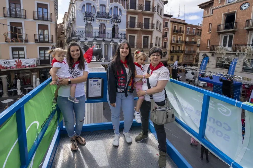 Vecinos de Teruel se fotografían junto al Torico a beneficio de la AECC
