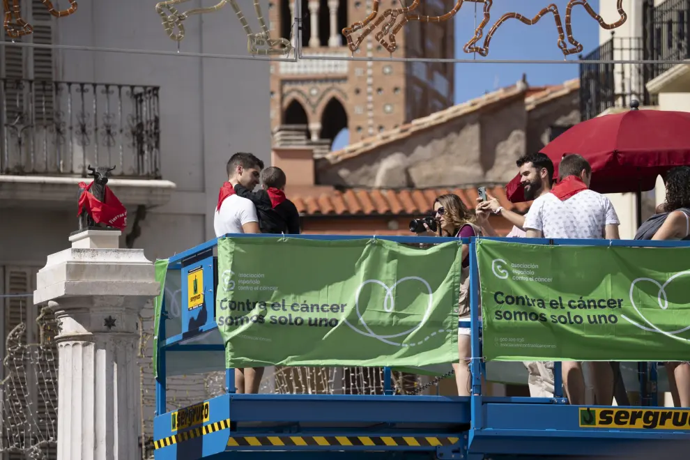 Vecinos de Teruel se fotografían junto al Torico a beneficio de la AECC