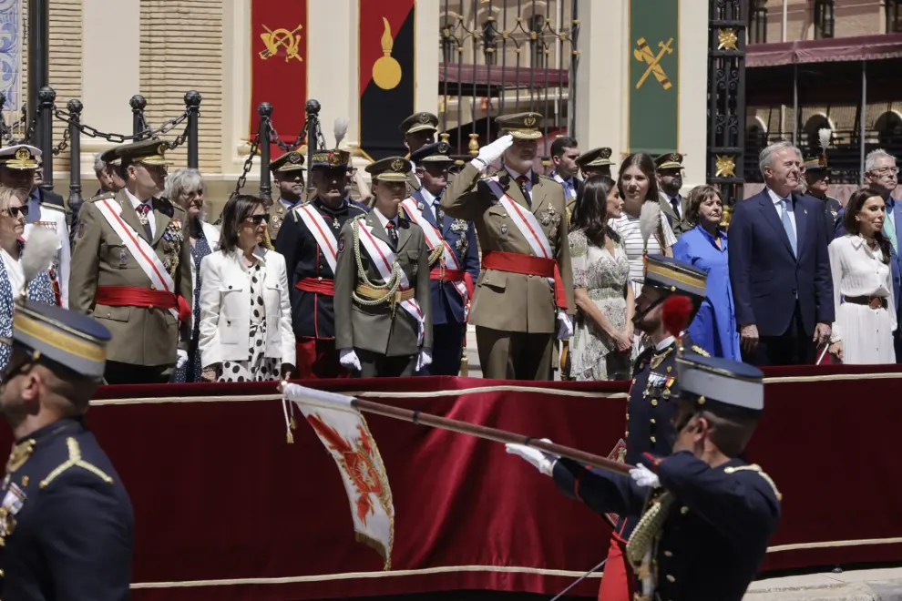 Los recién egresados desfilan frente a los reyes Felipe VI, la princesa Leonor y la infanta Sofía.
