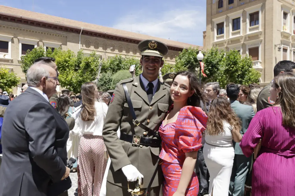 Las familias celebran junto a los recién egresados de la Academia General Militar su fin de curso.