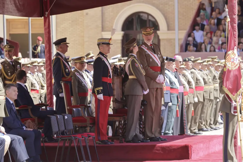 La princesa Leonor junto a los reyes, Felipe VI y Letizia, y la infanta Sofía presiden la entrega de los nombramientos de teniente.