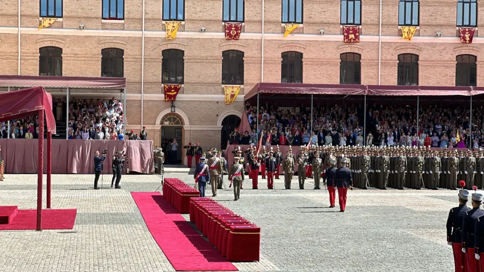 Felipe VI empieza a pasar revista a las fuerzas