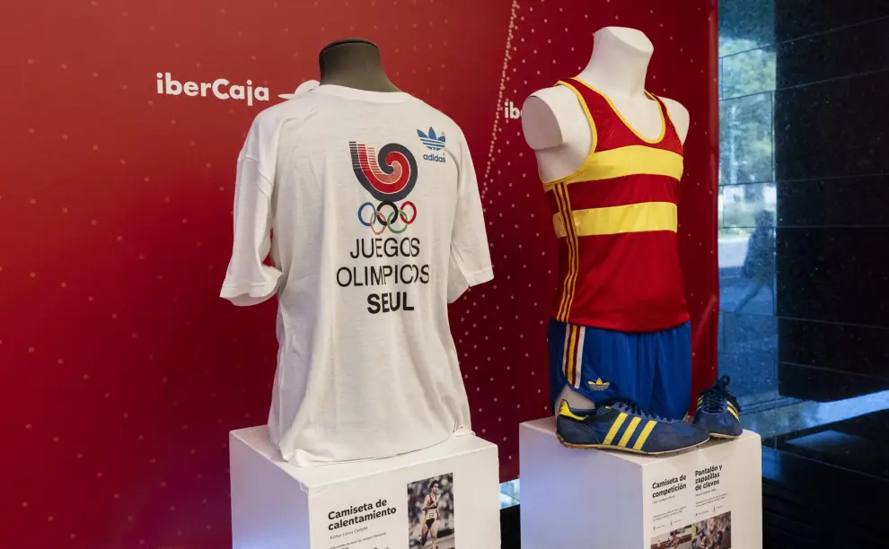La exposición 'Un sueño olímpico' en la sede de Ibercaja en Zaragoza, un recorrido oor la historia en los Juegos Olímpicos del club de atletismo Alcampo Scorpio 71