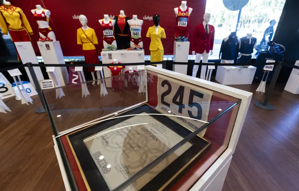 La exposición 'Un sueño olímpico' en la sede de Ibercaja en Zaragoza, un recorrido oor la historia en los Juegos Olímpicos del club de atletismo Alcampo Scorpio 71