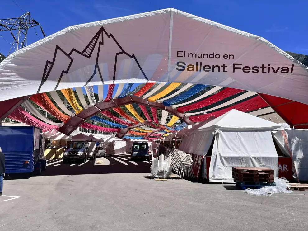 Pirineos Sur 2024: fto de los preparativos del auditorio natural de Lanuza para el Festival Internacional del las Culturas