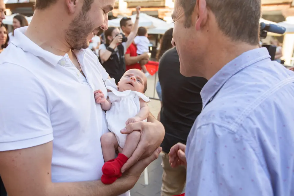 Teruel entrega a más de 100 bebés nacidos en el último año su primer pañuelo rojo de la Vaquilla