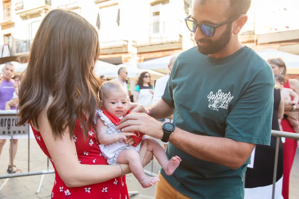 Teruel entrega a más de 100 bebés nacidos en el último año su primer pañuelo rojo de la Vaquilla